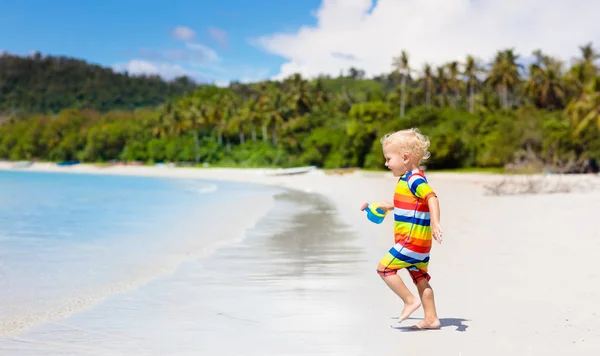 Τα παιδιά παίζουν σε τροπική παραλία. Παιχνίδια άμμου και νερού. — Φωτογραφία Αρχείου