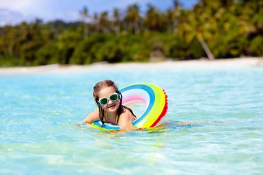 Çocuk tropik sahilde. Deniz tatil çocuklarla.