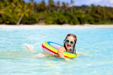 Çocuk tropik sahilde. Deniz tatil çocuklarla.