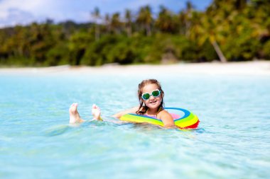 Çocuk tropik sahilde. Deniz tatil çocuklarla.