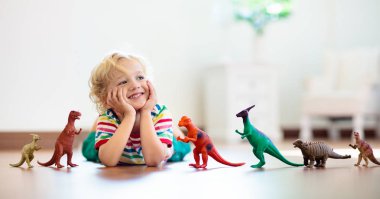 Oyuncak dinozorlar ile oynayan çocuk. Çocuklar oyuncak.