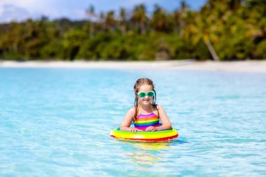 Çocuk tropik sahilde. Deniz tatil çocuklarla.