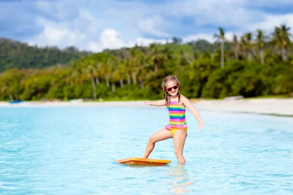 Barnen surfa på tropical beach. Semester med barn. — Stockfoto