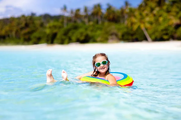 Niño en la playa tropical. Vacaciones en el mar con niños . —  Fotos de Stock