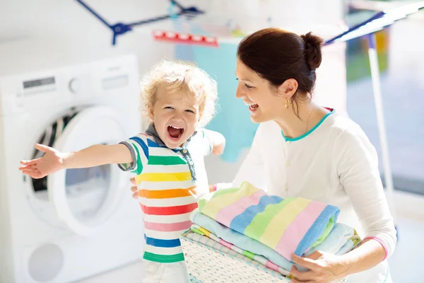 Rodina v prádelna s pračkou — Stock fotografie