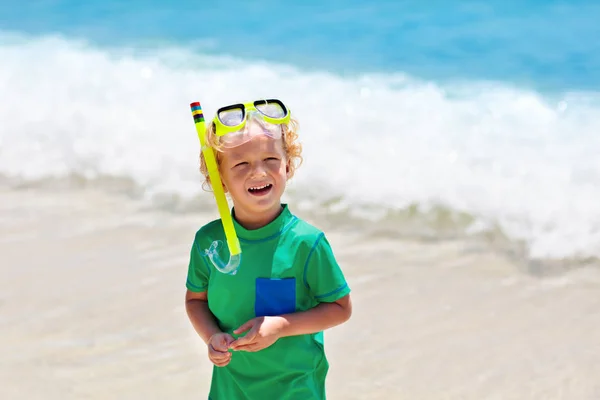 Barnen snorklar. Barn snorkling i tropiska havet. — Stockfoto