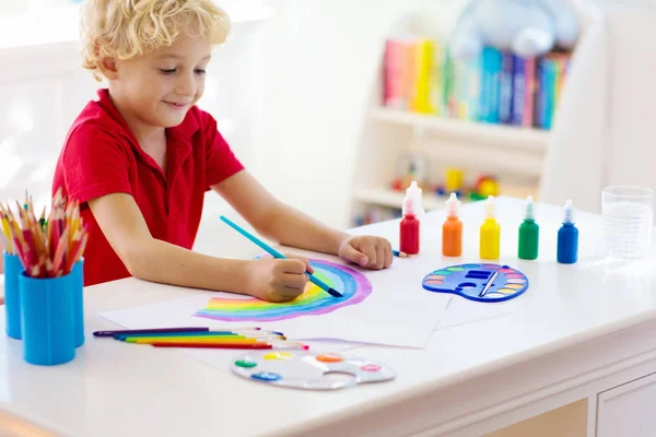 Dzieci farby. Malowanie dzieci. Mały chłopiec rysunek. — Zdjęcie stockowe