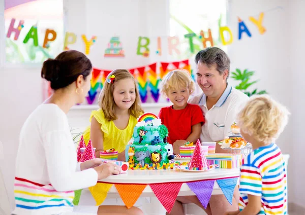 Pastel de cumpleaños infantil. Familia con niños . —  Fotos de Stock