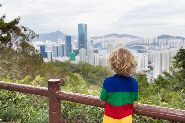 Caminhadas em família nas montanhas de Hong Kong — Fotografia de Stock