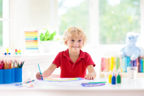 Barn målarfärg. Barn målning. Liten pojke ritning. — Stockfoto