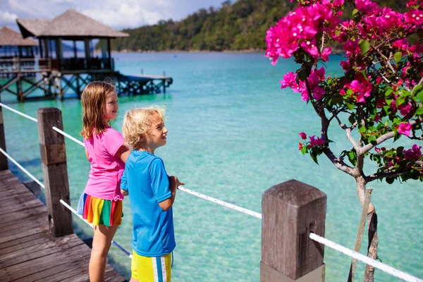 Kinderen op tropisch strand. Kind op Resort jetty. — Stockfoto
