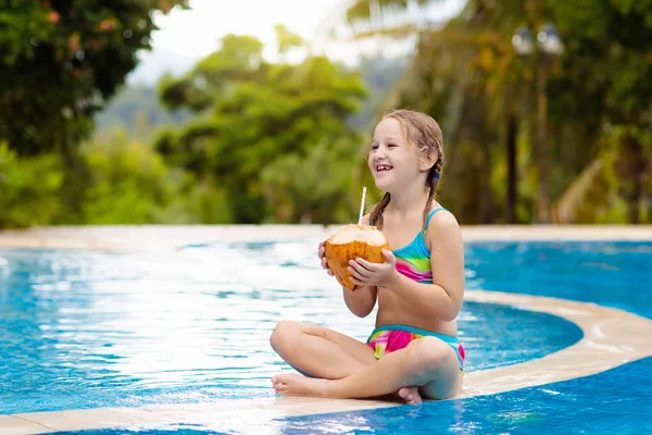 Dítě s kokosovým nápojem. Děti v bazénu. — Stock fotografie