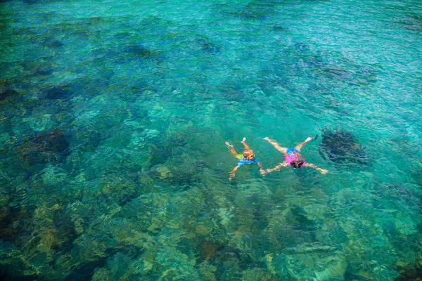 Crianças snorkel. Crianças snorkeling no mar tropical . — Fotografia de Stock