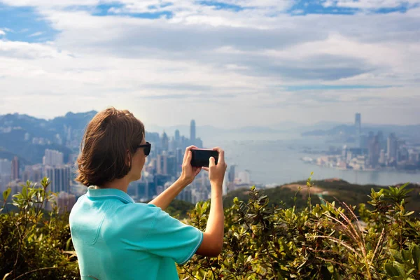 Family hiking in Hong Kong mountains — Stock Photo, Image