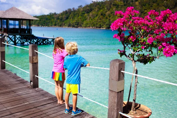 Tropik sahildeki çocuklar. Tatil iskelesindeki çocuk. — Stok fotoğraf