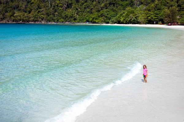 Kind im Strandurlaub. Kinder auf tropischer Insel. — Stockfoto