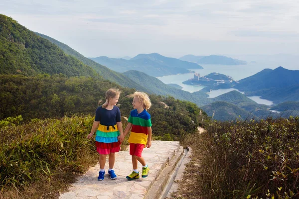 Túrázás a hegyekben Hong Kong család — Stock Fotó