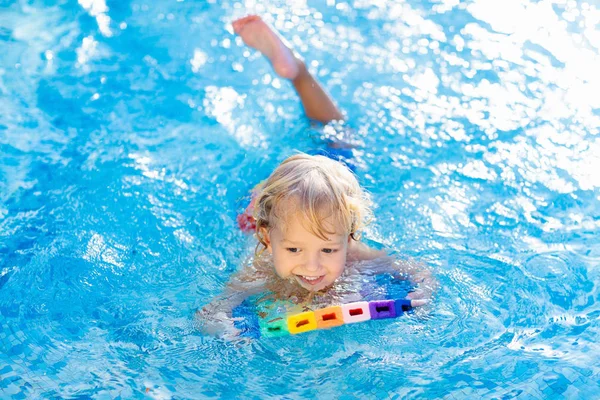 子供は泳ぐことを学ぶ。スイミングプールの子供たち. — ストック写真