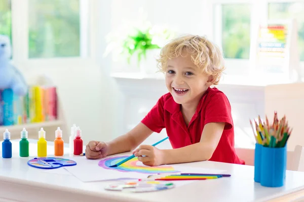 Kinderen schilderen. Kind schilderij. Kleine jongen tekening. — Stockfoto