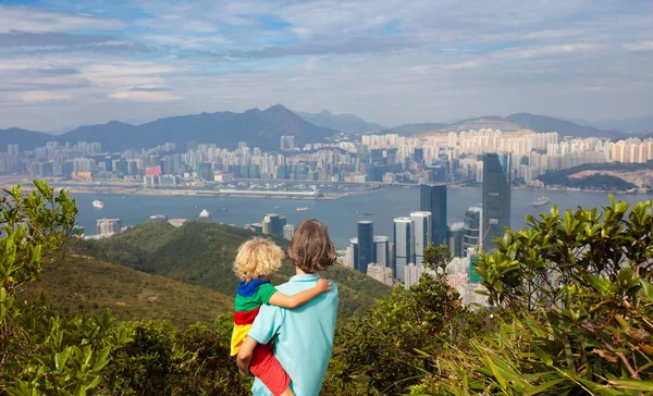Caminhadas em família nas montanhas de Hong Kong — Fotografia de Stock