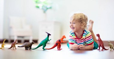 Oyuncak dinozorlar ile oynayan çocuk. Çocuklar oyuncak.