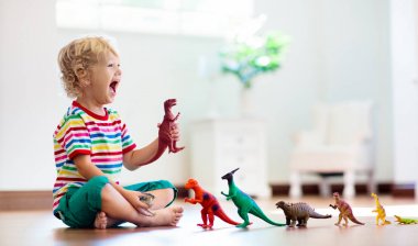 Oyuncak dinozorlar ile oynayan çocuk. Çocuklar oyuncak.