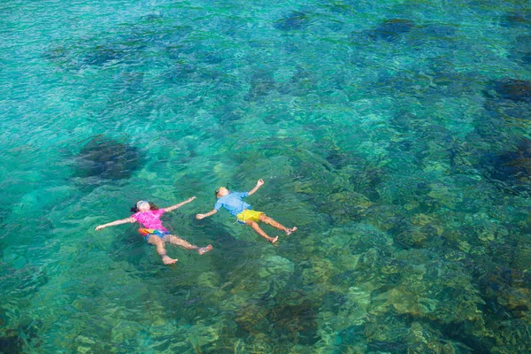 Niños haciendo snorkel. Niños haciendo snorkel en el mar tropical . —  Fotos de Stock