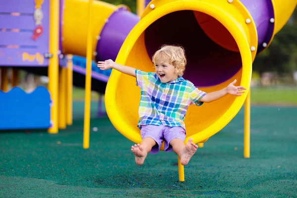 Gyermek a játszótéren. Gyerekek játszanak a szabadban. — Stock Fotó