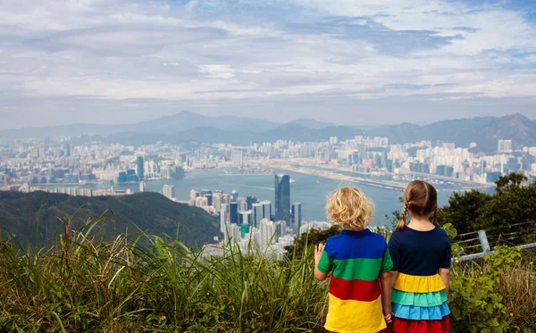 Family hiking in Hong Kong mountains — Stock Photo, Image