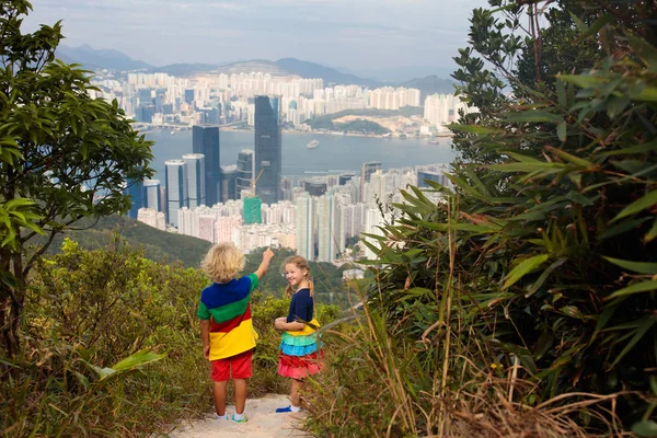 Family hiking in Hong Kong mountains — Stock Photo, Image
