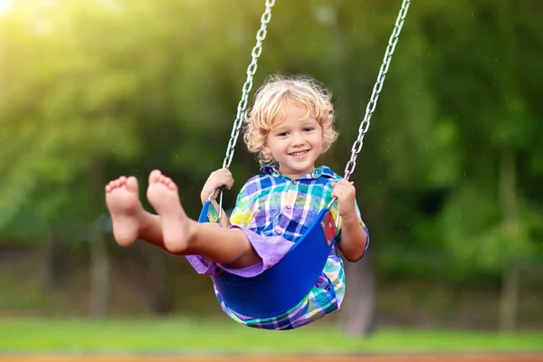 Niño en el patio. columpio niños jugar al aire libre . —  Fotos de Stock