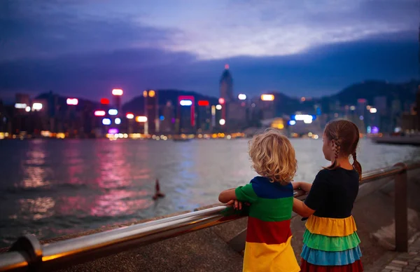 Crianças assistem ao horizonte do porto de Hong Kong . — Fotografia de Stock