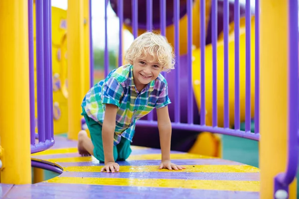 Kind auf Spielplatz. Kinder spielen im Freien. — Stockfoto