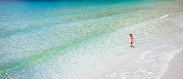 Niño de vacaciones en la playa. Niños en isla tropical . — Foto de Stock