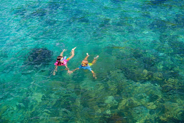 キッズシュノーケル。熱帯の海でシュノーケリングをする子供たち. — ストック写真