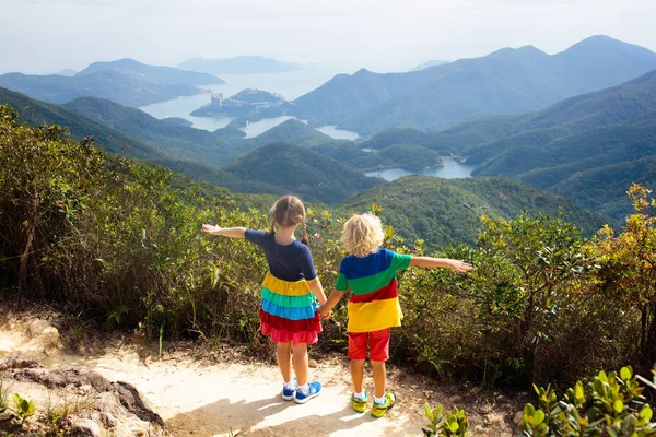 Familie wandelen in Hong Kong bergen — Stockfoto