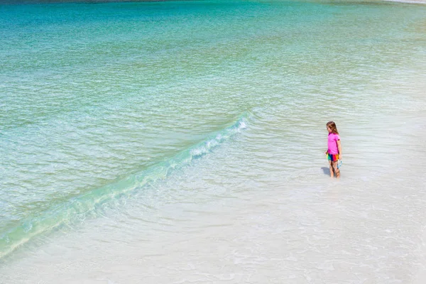 Dítě na plážové dovolené. Děti na tropickém ostrově. — Stock fotografie