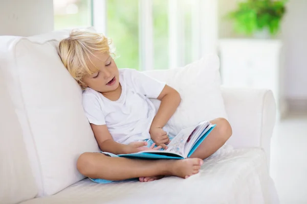 Παιδί ανάγνωση βιβλίων. Τα παιδιά διαβάζουν βιβλία. — Φωτογραφία Αρχείου
