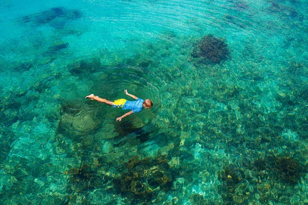 キッズシュノーケル。熱帯の海でシュノーケリングをする子供たち. — ストック写真