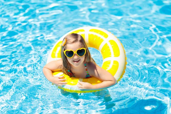 Niño en piscina en anillo de juguete. Niños nadan . — Foto de Stock