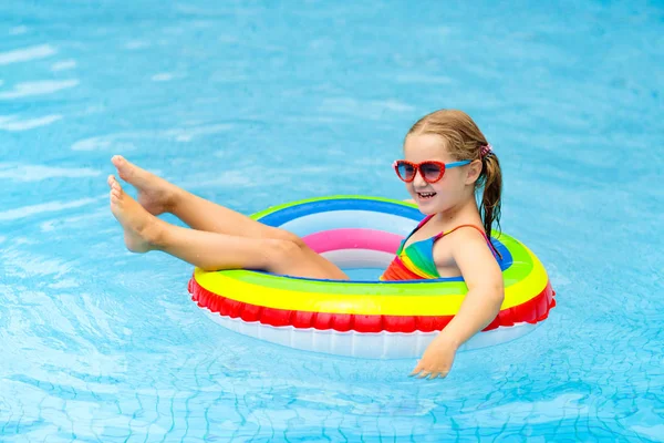 Kind in zwembad op speelgoed ring. Kinderen zwemmen. — Stockfoto