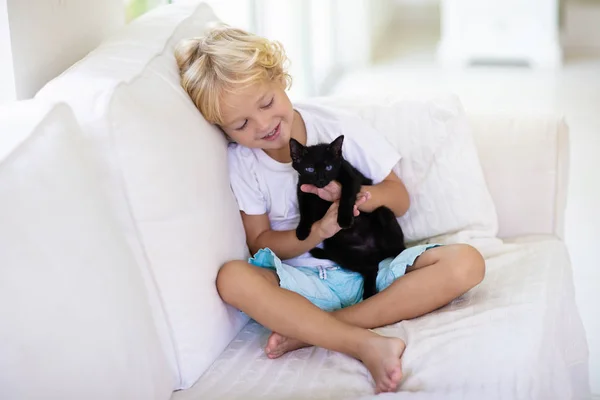 Kind spielt mit Babykatze. Kind und Kätzchen. — Stockfoto