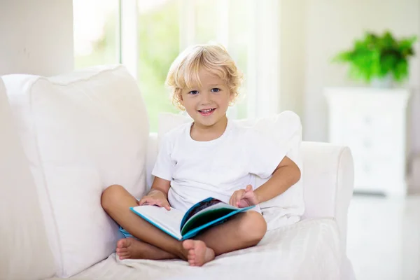 Libro de lectura infantil. Niños leen libros . — Foto de Stock