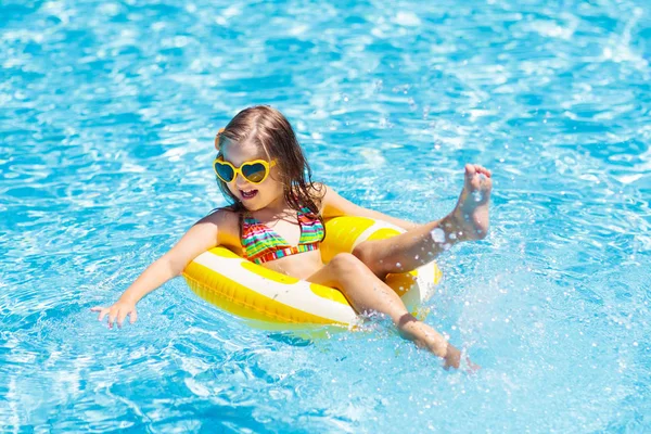 Niño en piscina en anillo de juguete. Niños nadan . — Foto de Stock