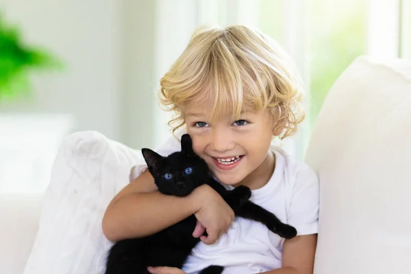 Enfant jouant avec bébé chat. Enfant et chaton . — Photo