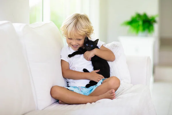 Niño jugando con gato bebé. Niño y gatito . —  Fotos de Stock