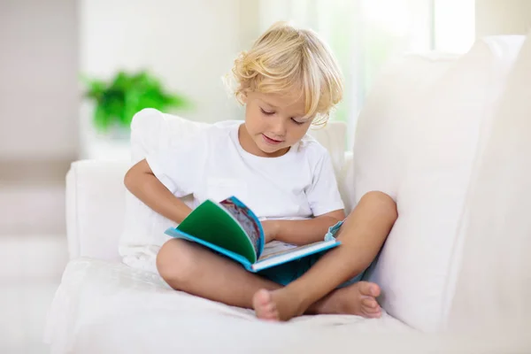 Libro de lectura infantil. Niños leen libros . — Foto de Stock