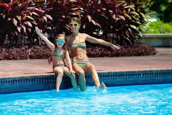 Familie im Schwimmbad. Mutter und Kind schwimmen. — Stockfoto