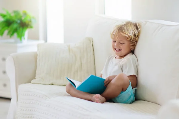Dziecko czytania książki. Czytanie książek dla dzieci. — Zdjęcie stockowe