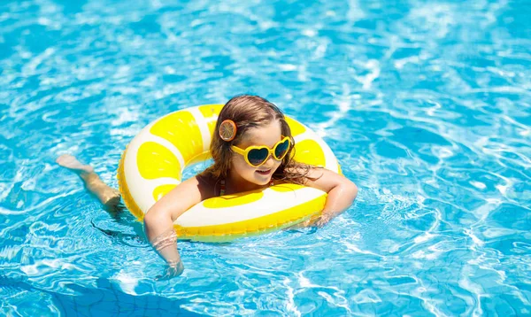 Halka oyuncak yüzme havuzunda çocuk. Çocuklar yüzer. — Stok fotoğraf
